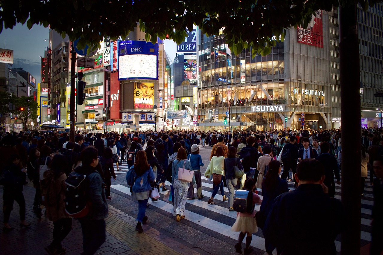 Crowds at the Shibuya crossing at night